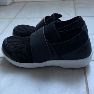 TRAQ by Alegria Womens Smart Walking Shoe